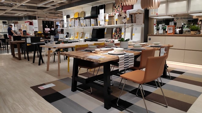 Vue intérieure d'un salon chez IKEA