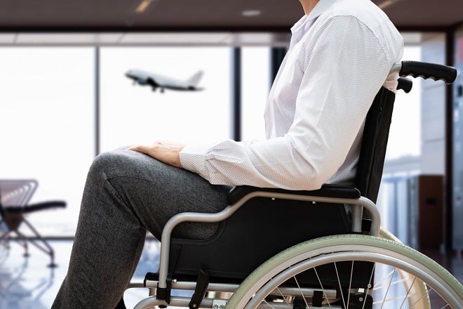 Adulte handicapé en fauteuil roulant prenant l'avion