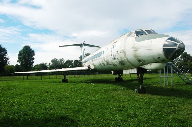 avion délabré posé sur un espace vert