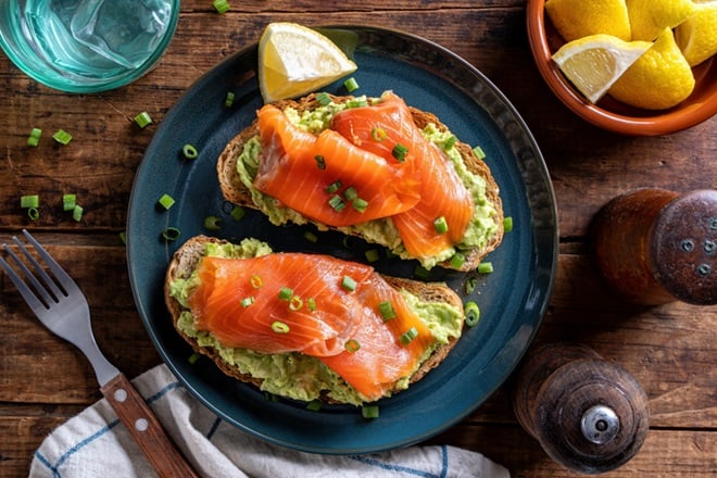 tartines à l'avocat et saumon fumé