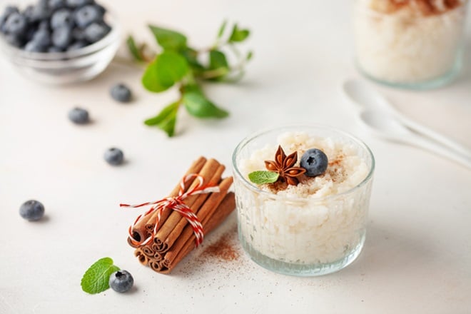 riz au lait à la cannelle avec de l'anis et des myrtilles