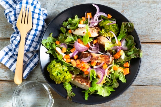 Assiette de salade de poulet aux légumes vapeur.