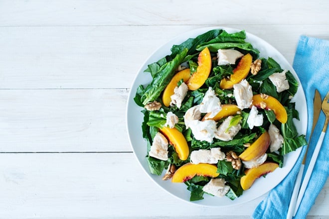 Assiette de salade de poulet à la mangue.