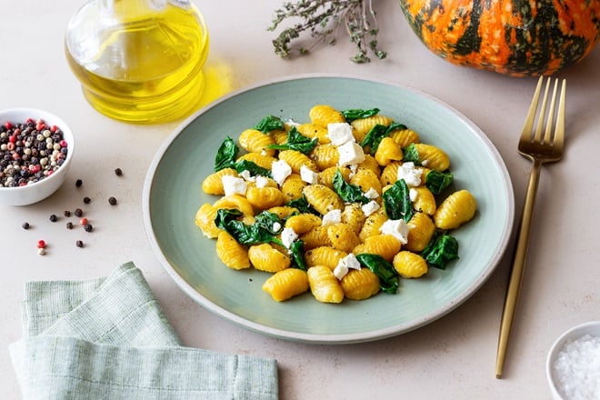 assiettes de gnocchis poêlés à la feta et aux épinards