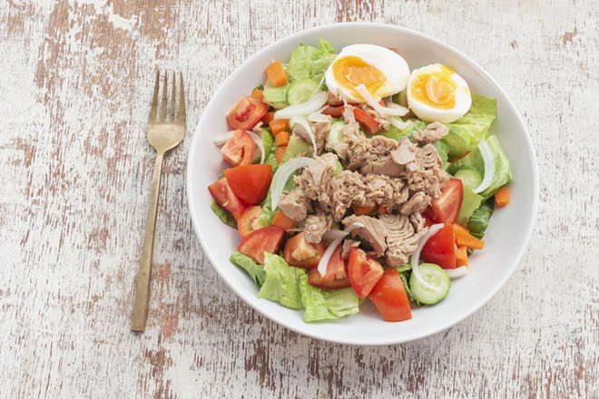 assiette de salade de thon aux crudités et oeufs durs