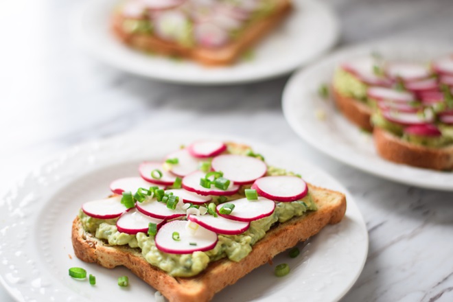 tartine de guacamole aux radis