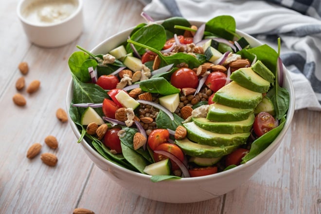 Salade de lentilles à l'avocat.