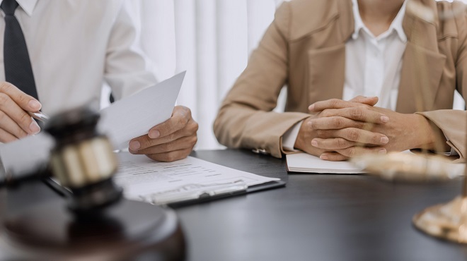 négociation entre un avocat et sa cliente