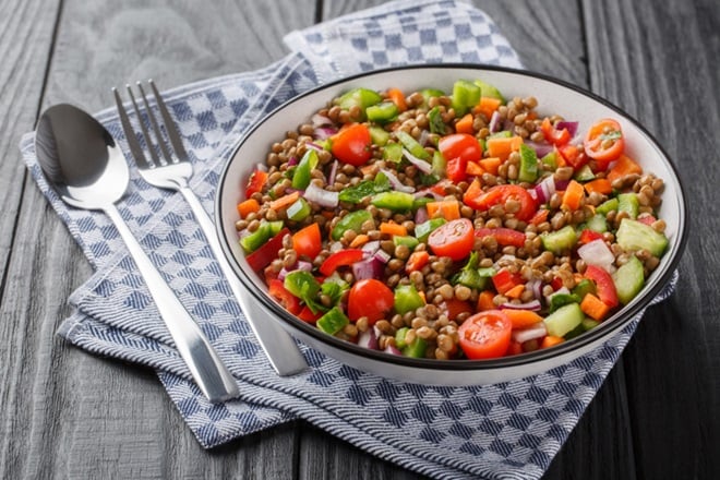 Salade de lentilles aux petits légumes.