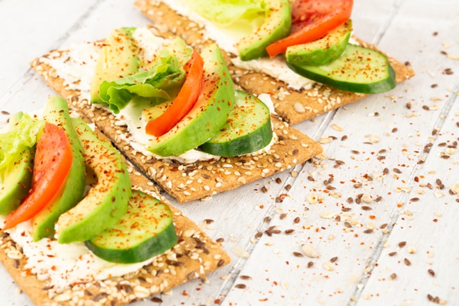 toast d'avocat et crudités