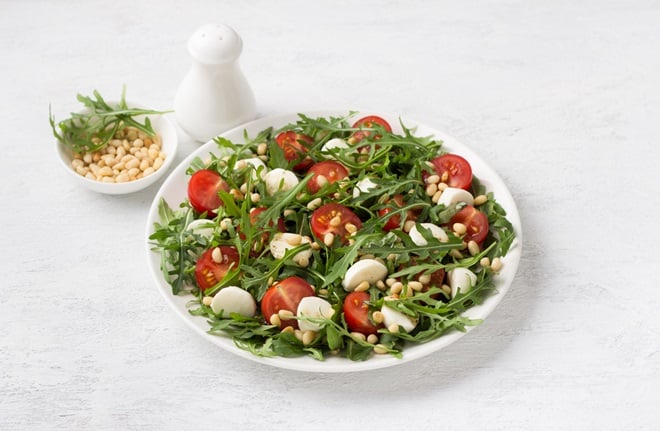 salade de roquette, tomates, mozzarella et pignons de pin