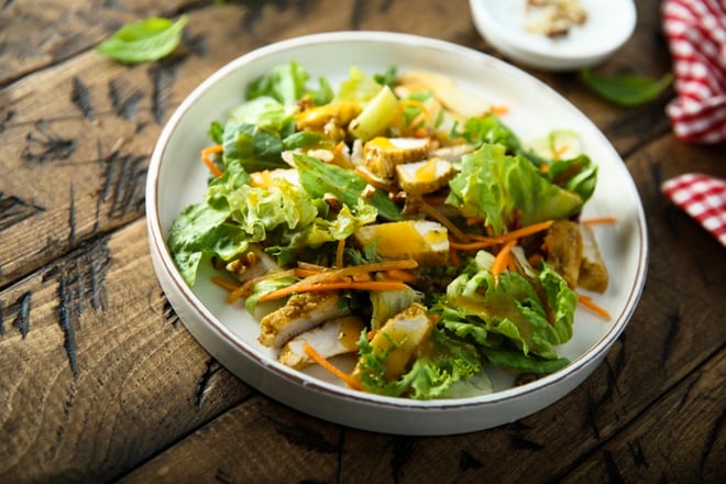 Salade de poulet aux pommes et carottes râpées.