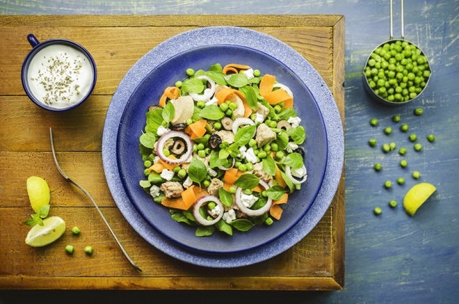 assiette de salade de thon et petits légumes