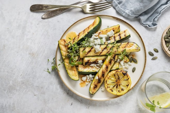 assiette de courgettes rôties au citron et feta