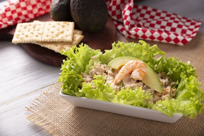 assiette de salade au thon et crevettes