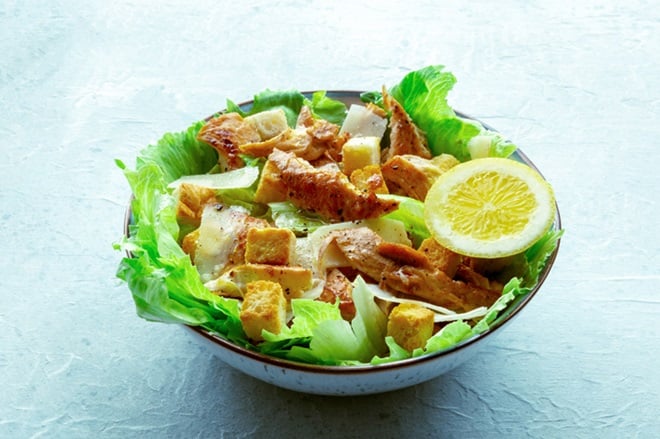 Bol de salade de poulet et parmesan.