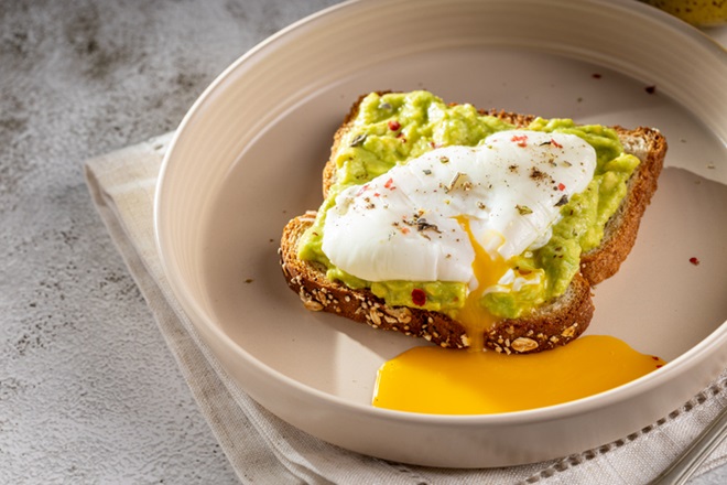 tartine à l'avocat et oeuf mollet