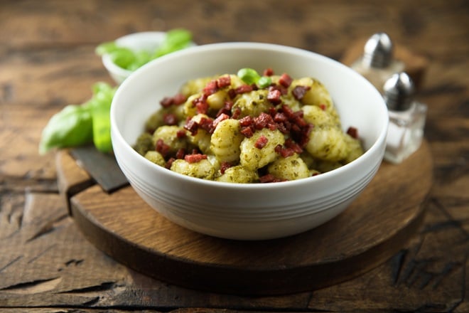 bol de gnocchis avec du bacon grillé