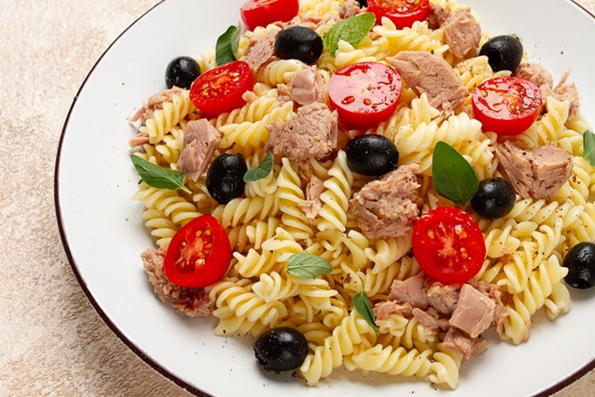 assiette de salade de pâtes au thon, tomates et olives