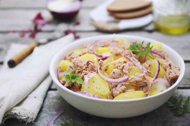 bol de salade de pommes de terre et thon