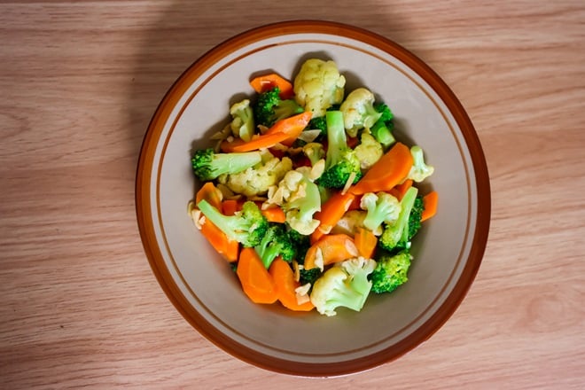 assiette de salade de légumes vapeur