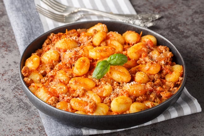 plat de gnocchis à la viande hachée et sauce tomate