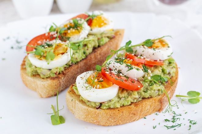 toast avocat oeuf dur tomate