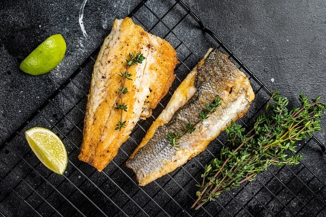 poisson grillé sur une grille de cuisson