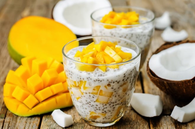 verrine de graines de chia au lait de coco et à la mangue