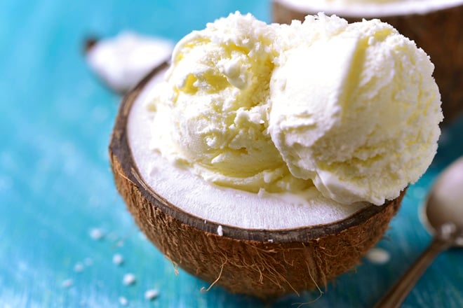 glace au lait de coco dans une noix de coco