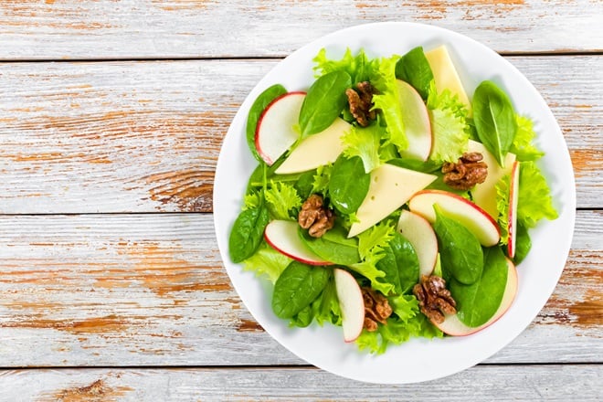 salade de pommes, pousses d'épinards et noix