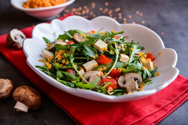 Salade de lentilles corail et tofu.