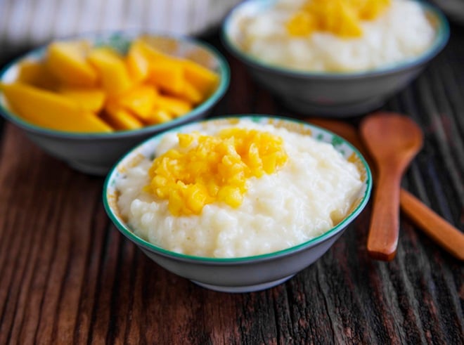 bol de riz au lait avec de la mangue