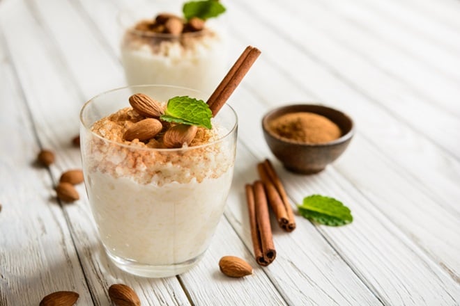 bol de riz au lait avec des amandes et de la cannelle