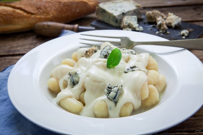 assiette de gnocchis à la sauce roquefort