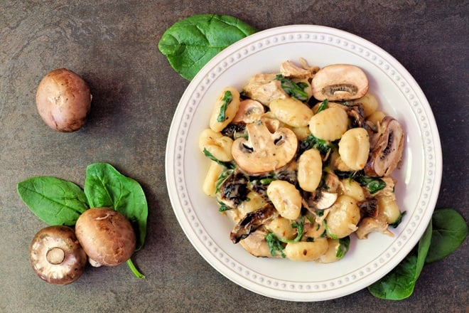 assiette de gnocchis aux champignons et épinards