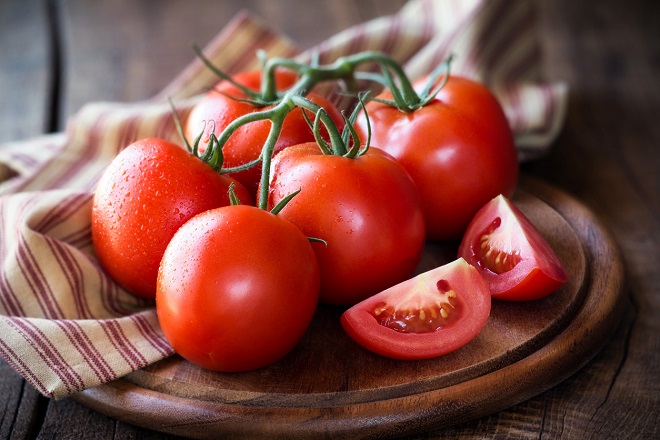 Belles tomates dans la cuisine