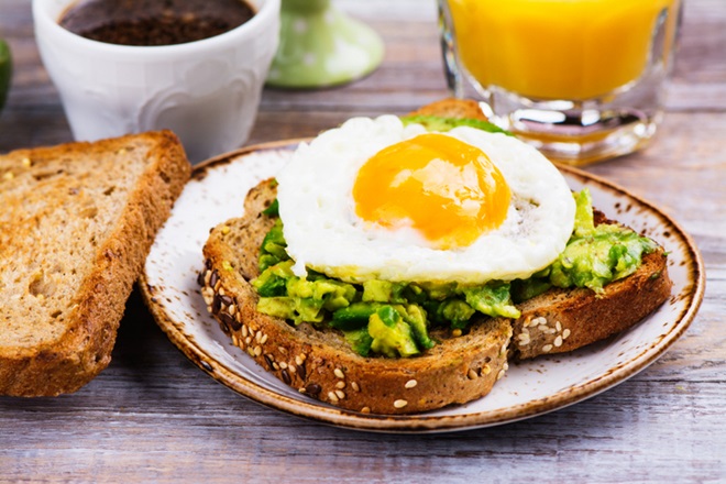 tartine à l'avocat et oeuf au plat