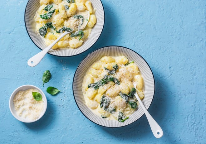 assiettes de gnocchis crémeux aux épinards et parmesan