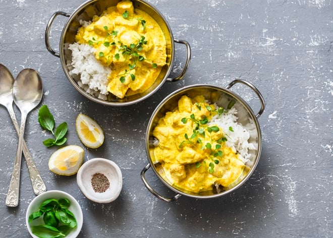 casseroles de poulet au curry, lait de coco et riz