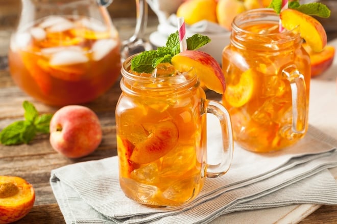 grand verre de thé glacé à la pêche