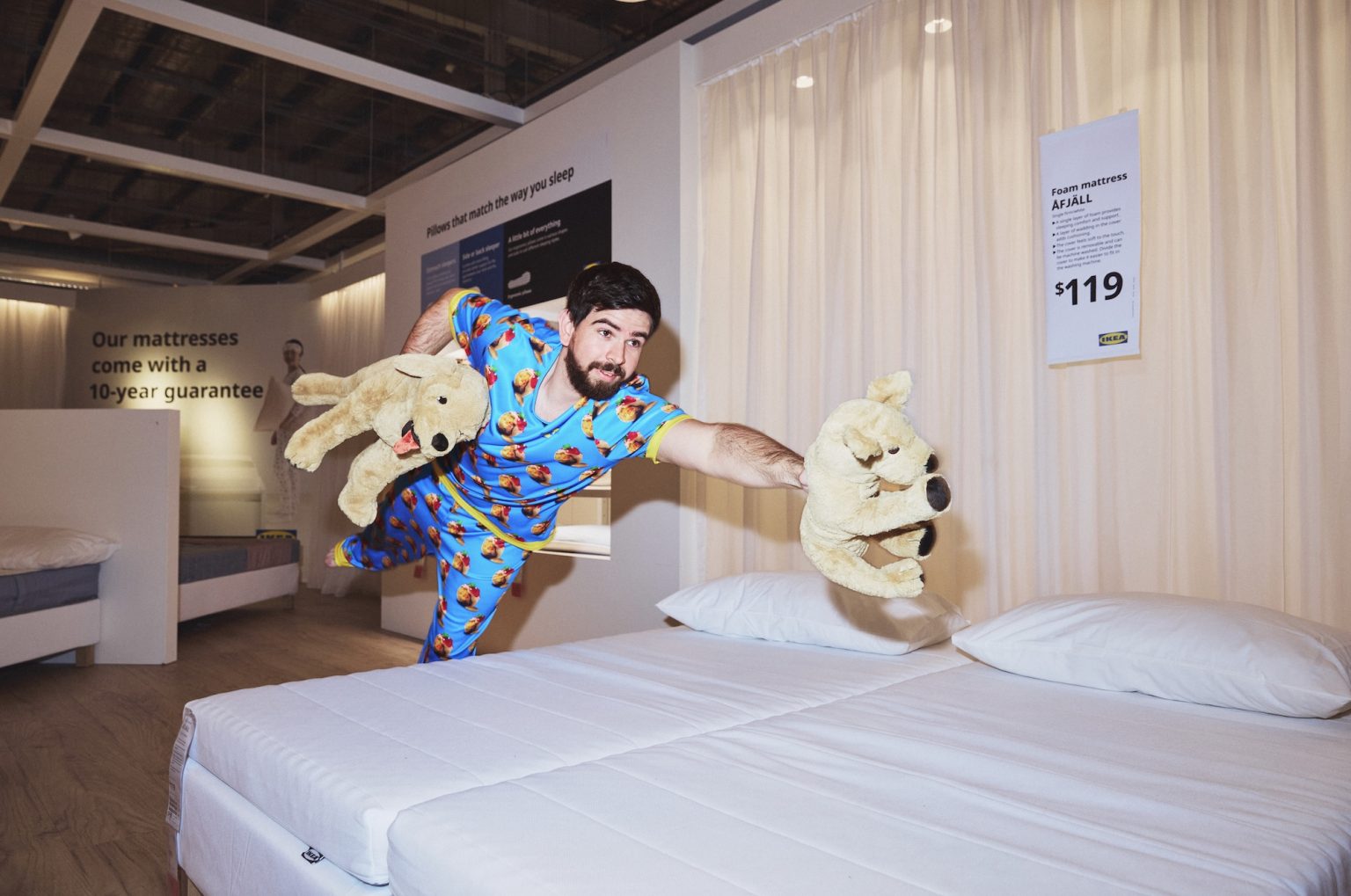 Client de IKEA allant dormir dans un lit