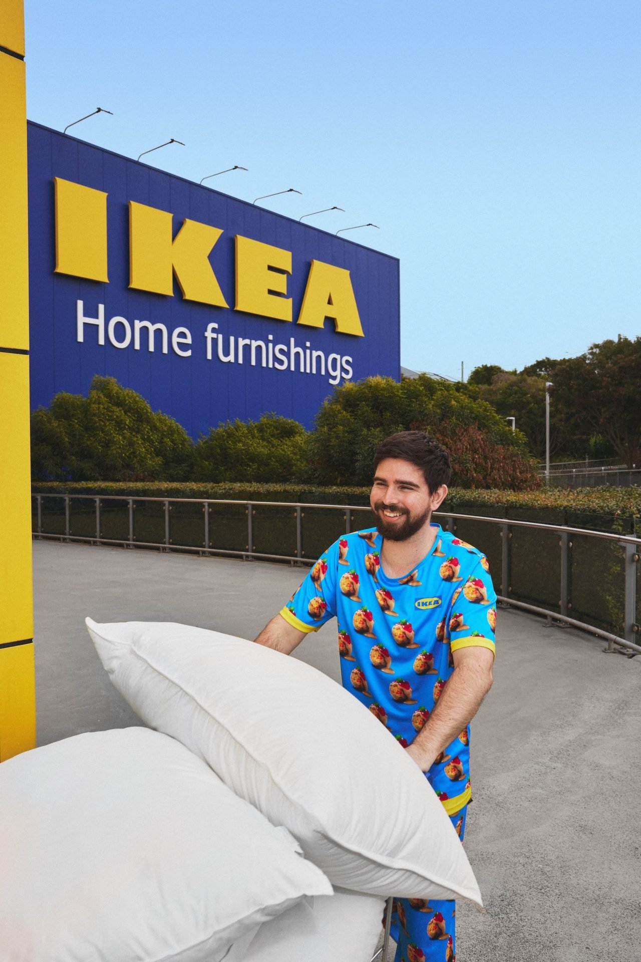 Client IKEA se rendant dans la magasin avec ses oreillers