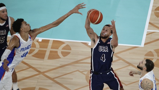 Stephen Curry en train de shooter devant Victor Wembanyama