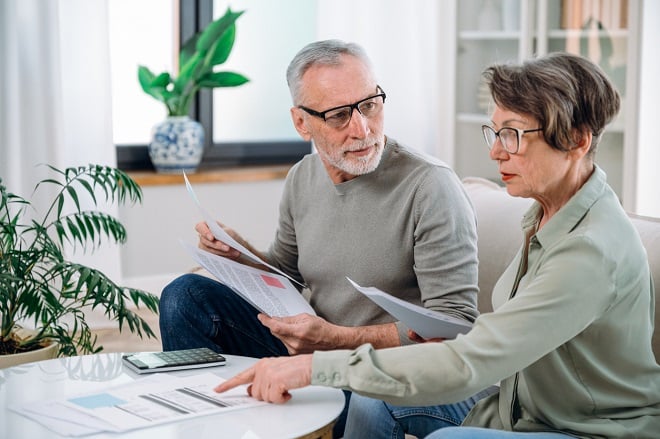 Couple de retraités faisant leur déclaration d'impôts