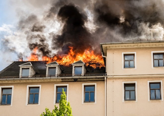 toit d'une maison en flammes