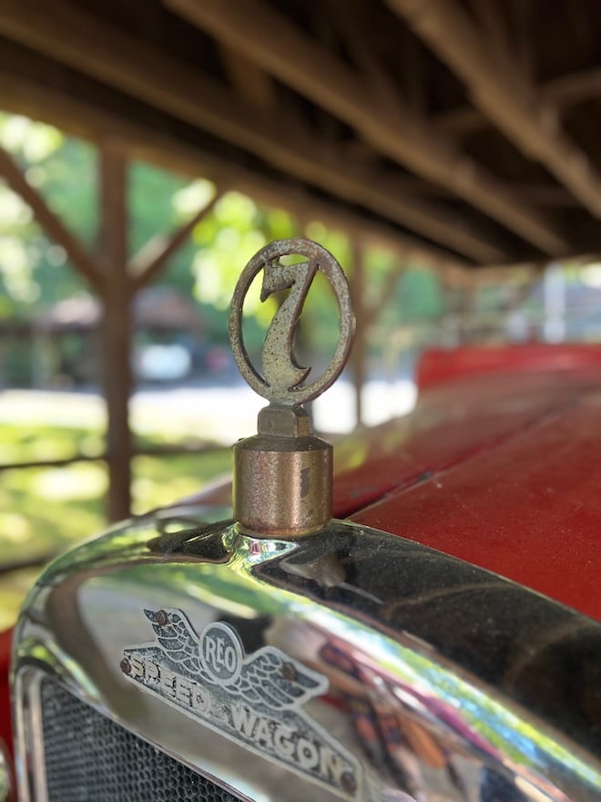 détail d'une ancienne voiture de pompier avec le numéro 7 de Jack Daniel's