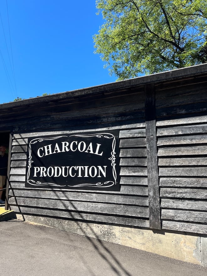 production de charbon chez Jack Daniel's