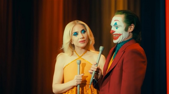 extrait du film Joker 2 avec Harley Quinn et le Joker sur une scène