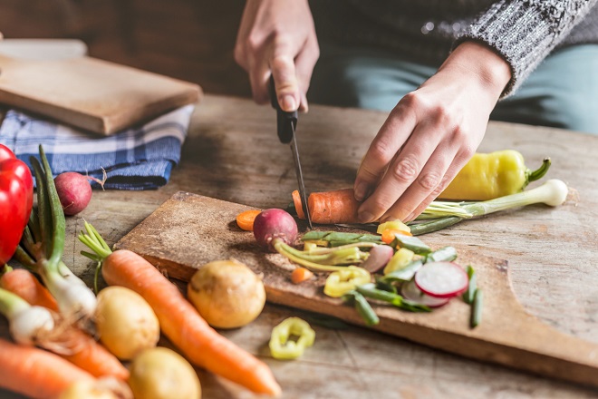 personne en train de couper des légumes